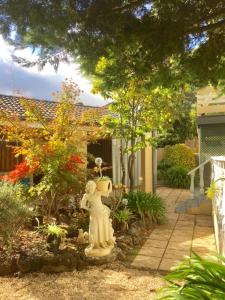 a statue of a teddy bear in a garden at A1 Holiday home close to train station in Mitcham