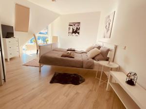 1 dormitorio con 1 cama y suelo de madera en "Lodge Domblick" en Limburg an der Lahn