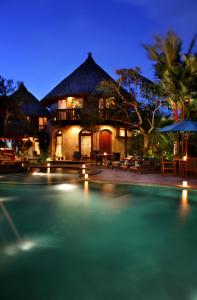 ein Haus mit Swimmingpool bei Nacht in der Unterkunft Dewani Villa Resort in Canggu
