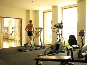 Fitness centrum a/nebo fitness zařízení v ubytování Jomtien Thani Hotel