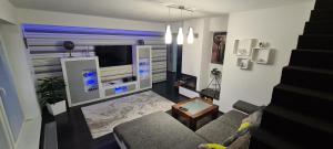 - un salon avec un canapé et une télévision dans l'établissement Apartman Klaudius, à Poprad