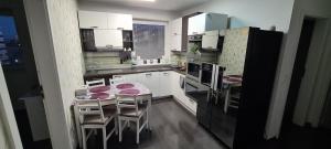 une cuisine avec une table et des chaises. dans l'établissement Apartman Klaudius, à Poprad