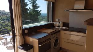 Callian: lumineux duplex avec terrasse et vue的厨房或小厨房