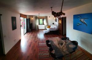 uma sala de estar com uma mesa e uma sala de jantar em La Casa del Risco em El Pinar del Hierro
