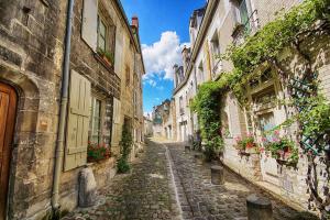 an alley in an old town with buildings at Cocon Cosy Flat - Hyper-Centre Senlis in Senlis