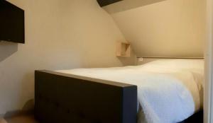 1 dormitorio con 1 cama y TV. en Cottage du Lac Studio, en Nivezé