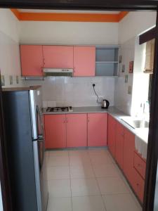 Köök või kööginurk majutusasutuses The Barn private home @ Sri Sayang Apartment