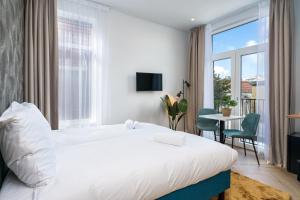 Un pat sau paturi într-o cameră la Hotel At Sea