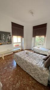 マラガにあるApartamento Historico Alameda de Colonのベッドルーム1室(ベッド2台、窓2つ付)