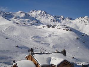 a snow covered mountain with a ski slope at val thorens appartement 4 personnes ski aux pieds in Val Thorens