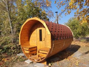 ein kleines Holzboot im Gras in der Unterkunft Penzion Na přehradě in Smradávka