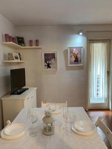 - une salle à manger avec une table et des verres à vin dans l'établissement Casa di Valentina, à Breuil-Cervinia