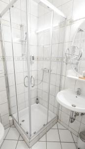 Koupelna v ubytování DUA Hotel
