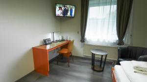 TV a/nebo společenská místnost v ubytování DUA Hotel