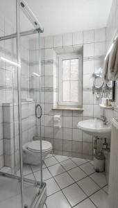 Koupelna v ubytování DUA Hotel