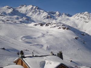 a snow covered mountain with a ski slope at val thorens appartement 4 personnes ski aux pieds in Val Thorens