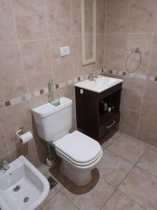 uma casa de banho com um WC branco e um lavatório. em Amplio monoambiente en edificio moderno em Buenos Aires