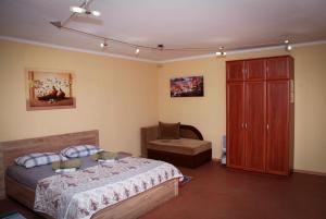ドニプロにあるApartment na Kirova 94のベッドルーム1室(ベッド1台、キャビネット、椅子付)