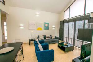 un soggiorno con divano e TV di 205 - Casa Santuario By Villas Now Ltd a Playa Blanca