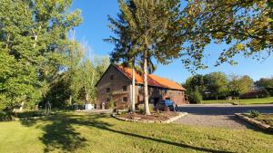 a barn with a tree in front of it at Ferienwohnung am Froser See in Frose