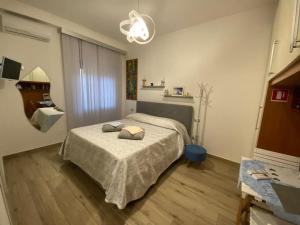 um quarto com uma cama e um lustre em Sissi B&B em Pozzuoli