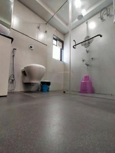 een badkamer met een wastafel en een bad in de kamer bij Hotel Royal City in Siliguri