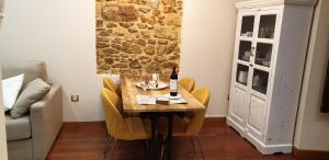 a dining room with a table with a bottle of wine on it at Ayuntamiento - Precioso con parking y WIFI in Oviedo