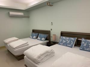 Postel nebo postele na pokoji v ubytování 元氣滿屋民宿