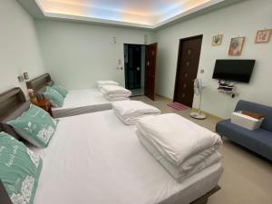 Postel nebo postele na pokoji v ubytování 元氣滿屋民宿