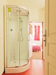 Ein Badezimmer in der Unterkunft Le Haut Relais des Seigneurs - 5 min Kirrwiller Royal Palace