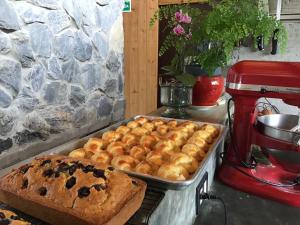 un vassoio di prodotti da forno e una pagnotta di pane di La Atrevida a José Ignacio