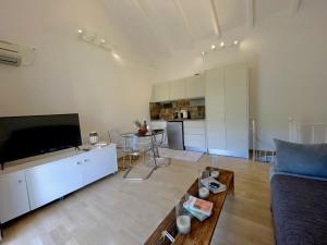 TV a/nebo společenská místnost v ubytování Serenity Residence + 6 fotografií