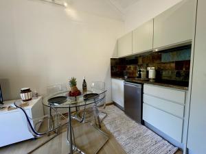 Кухня или мини-кухня в Serenity Residence
