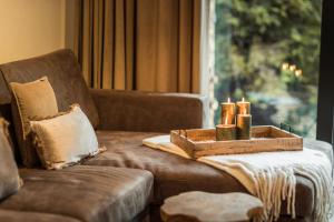uma sala de estar com um sofá e uma bandeja com velas em LODGE7 by Woods Lodge em Seefeld no Tirol