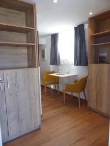 インスブルックにあるGstill-4-Livingのテーブルと椅子、窓が備わる客室です。