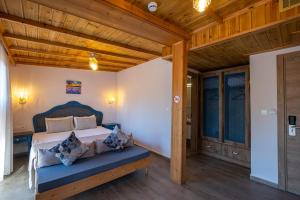 Un dormitorio con una cama y un techo de madera. en Villa Marine Hotel, en Akyaka 97 fotos más