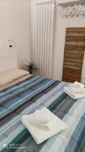 um quarto com uma cama com toalhas em CASA SAVENA em Bolonha