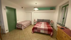 Кровать или кровати в номере AL VECCHIO PERO, con ampio giardino privato