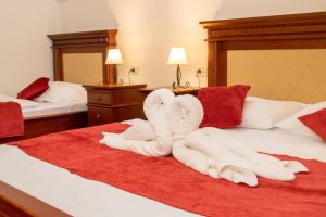 A bed or beds in a room at Hotel & Restoran Dvorac Gjalski