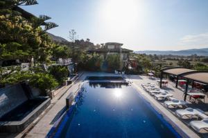 Una vista aérea de una piscina en un complejo turístico. en Villa Marine Hotel, en Akyaka