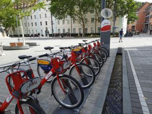 Une rangée de vélos rouges garés à côté d'une rue dans l'établissement Central Hotel, à Fribourg-en-Brisgau