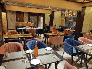 Chandra Inn في جودبور: مطعم فيه طاولات وكراسي في الغرفة