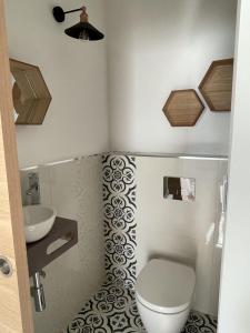 een kleine badkamer met een toilet en een wastafel bij The Black Palm in Philipsburg