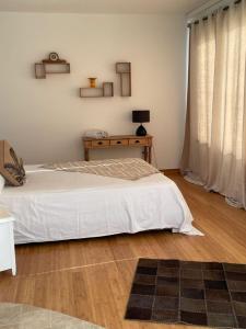 een slaapkamer met een bed, een tafel en een raam bij The Black Palm in Philipsburg