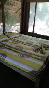 Cama en habitación con vistas al océano en Reserva Natural Selva Mojada, en Nuquí