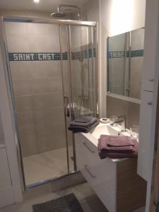 uma casa de banho com um chuveiro e um lavatório. em Maison Cosy entre CAP FREHEL et SAINT MALO 1km PLAGE 5min GR34 Wifi Jardin Vélos "CASA OHANA" em Saint-Cast-le-Guildo