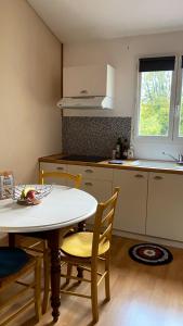 Kuchyň nebo kuchyňský kout v ubytování Cosy Studio en résidence privée