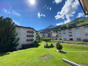 a view of a lawn in front of a building at zentrale TOP Wohnung Chesa Ravaisch in Davos