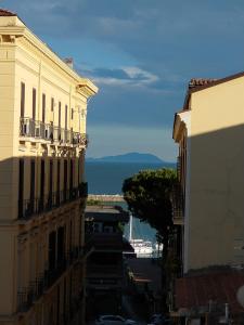a view of the ocean from between two buildings at Mi casa tu casa in Formia