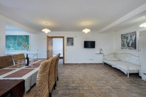 Televízia a/alebo spoločenská miestnosť v ubytovaní Villa Lapida